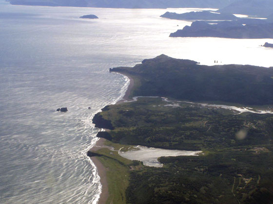 Вид на Авачинский залив и вход в Авачинскую губу. Вдали виден остров Старичков