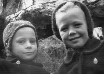 Мы с братишкой Вовой фестивалим на Никольской сопке. Петропавловск-Камчатский, 1957 год.