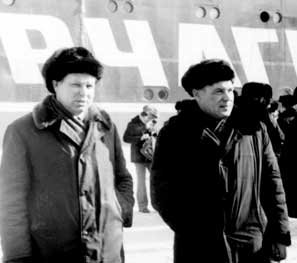Перед митингом по сдаче "Корчагинца" главный строитель СРВ Е. Б. Райцын (справа) и его помощник строитель Г. С. Бацын