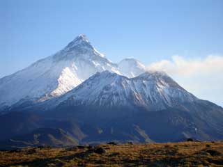 Вулканы Безымянный и Камень На заднем плане — вершина Ключевской сопки