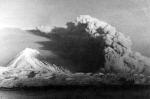 Начало извержения вулкана Безымянного. 22 октября 1955 года. Фото из архива камчатского летчика-наблюдателя А. С. Семенова