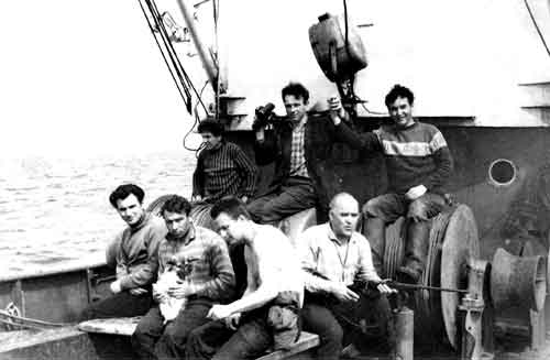 Команда МРС-80 № 262. Слева — капитан судна В. К. Семенов. 1960-е годы