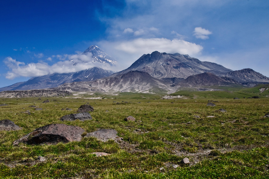 Вулкан Камень (Kamen Volcano) и вулкан Безымянный (Bezymianny Volcano)