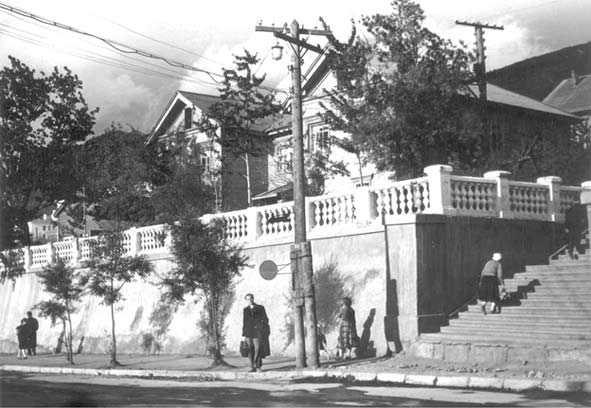 Здание городской больницы на ул. Ленинской и лестница на ул. Советскую. Петропавловск-Камчатский, 1960 год.