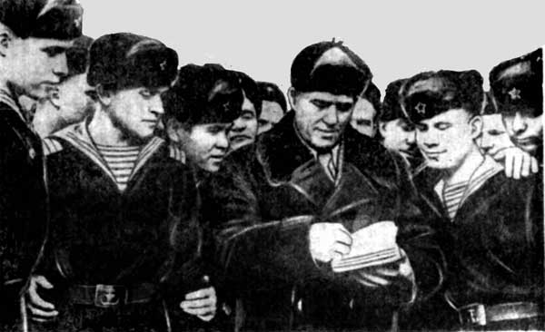 Г. Л. Травин среди моряков Петропавловск-Камчатского военно-морского гарнизона, 1959 г.
