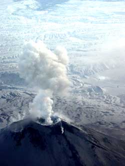 Вид с вертолета на кратер Карымского вулкана
