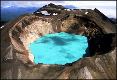 Озеро в кратере Троицкого на вершине вулкана Малый Семячик