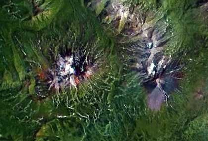 Вулканы Кошелева (слева) и Камбальная Сопка на снимке из космоса