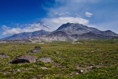 Вулкан Камень (Kamen Volcano) и вулкан Безымянный (Bezymianny Volcano)